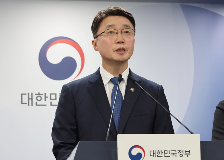 10일 류제명 과학기술정보통신부 제2차관(사진)은 정부서울청사에서 KT 무단 소액 결제 관련 긴급 브리핑을 열고 KT 자체 집계 결과 현재까지 278건, 약 1억7,000만원의 피해가 발생했다고 밝혔다. / 뉴시스