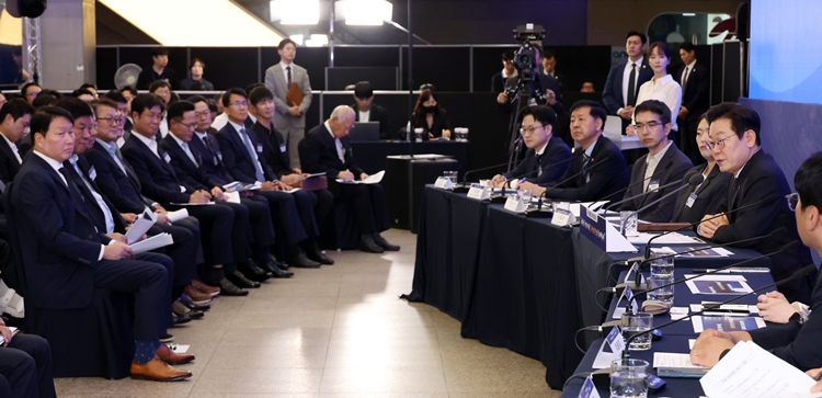 이재명 대통령이 10일 서울 마포구 프론트원에서 열린 국민성장펀드 보고대회에서 발언하고 있다. (대통령실통신사진기자단) / 뉴시스