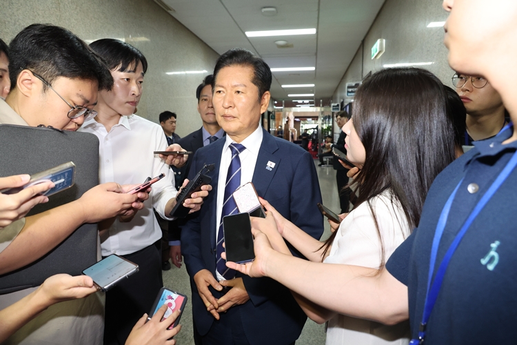 더불어민주당이 11일 3대(내란·김건희·채해병) 특검법 개정안을 원안대로 처리하겠다고 밝혔다. 사진은 정청래 대표가 이날 오전 국회에서 취재진의 질문세례를 받고 있는 모습. / 뉴시스