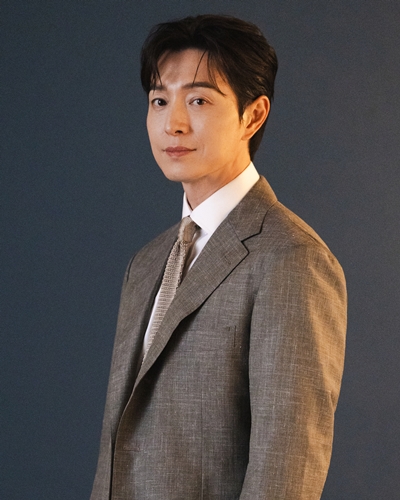 배우 정성일이 영화 ‘살인자 리포트’로 새로운 얼굴을 꺼냈다. / 에이투지엔터테인먼트, 소니픽쳐스
