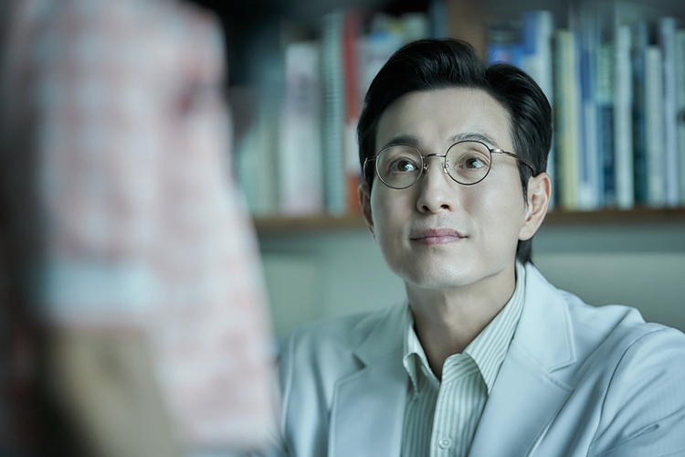 인물의 양면성을 날카롭게 표현한 정성일. / 에이투지엔터테인먼트, 소니픽쳐스