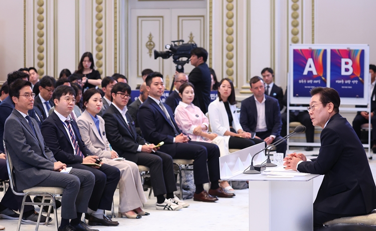 이재명 대통령이 11일 청와대 영빈관에서 열린 취임 100일 기자회견 '회복을 위한 100일, 미래를 위한 성장'에서 발언하고 있다. (대통령실통신사진기자단) / 뉴시스