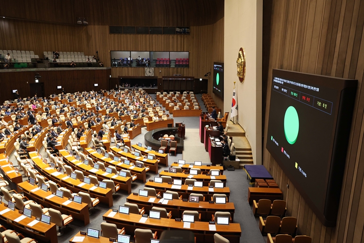 11일 오후 국회에서 열린 제249회국회(정기회) 제4차 본회의에서 김건희와 명태균 건진법사 관련 국정농단 및 불법선거 개입 사건등 진상규명을 위한 특별검사 임명 등에 관한벌률 일부개정법률안 수정안이 재적298인, 재석 168인으로 통과되고 있다. / 뉴시스