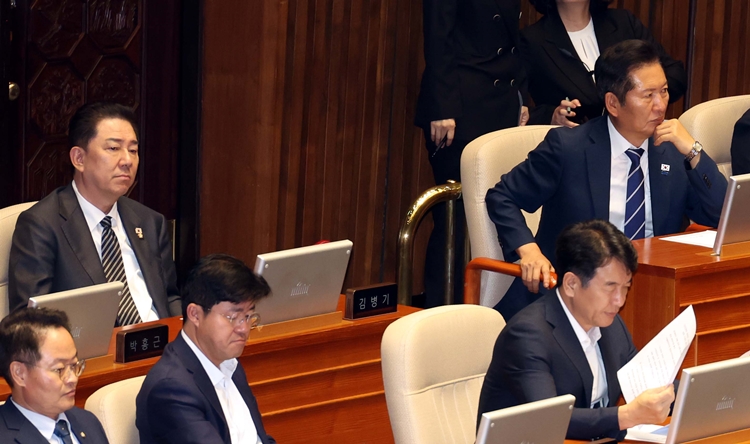 정청래 더불어민주당 대표와 김병기 원내대표가 11일 오후 국회에서 열린 제249회국회(정기회) 제4차 본회의에서 서로 다른곳을 바라보고 있다. / 뉴시스