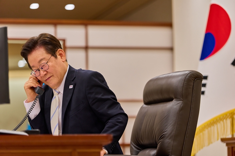 이재명 대통령이 11일 서울 용산 대통령실 청사에서 에마뉘엘 마크롱 프랑스 대통령과 통화하고 있다. / 대통령실 제공