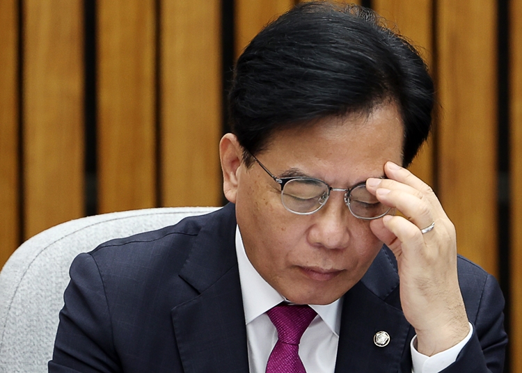 더불어민주당은 12일 ‘막말 논란’에 휩싸인 송언석 국민의힘 원내대표를 국회 윤리위에 제소하고, 국회의원 제명도 추진하겠다고 밝혔다. 사진은 송 원내대표가 지난 11일 국회에서 열린 검찰해체와 인민재판부설치에 관한 청문회에서 안경을 고쳐쓰고 있는 모습. / 뉴시스