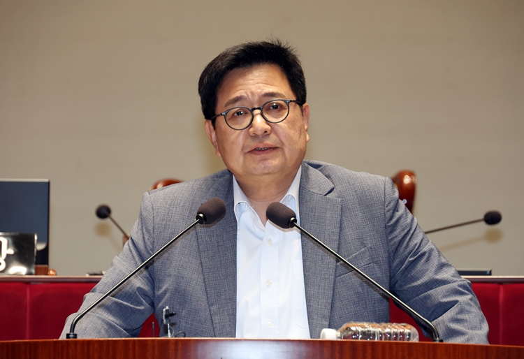 김장겸 국민의힘 의원이 오는 15일 ‘AI(인공지능) 글로벌 3대 강국 도약을 위한 K 정책 제안’ 토론회를 연다. 사진은 김 의원이 지난 7월 9일 국회에서 열린 의원총회에서 발언을 하고 있는 모습. / 뉴시스
