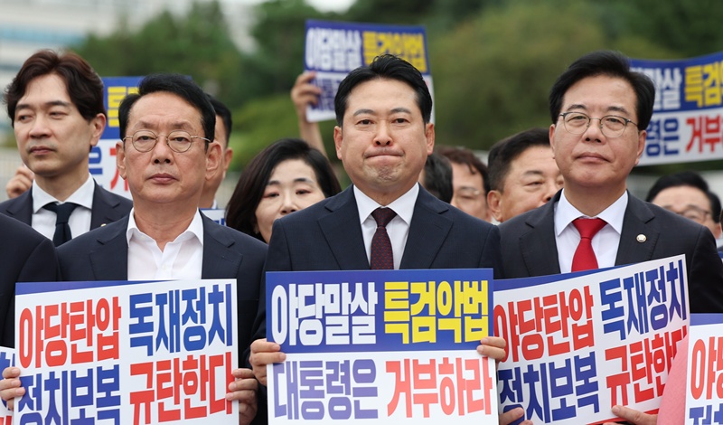 국민의힘 장동혁 대표(가운데), 송언석 원내대표(오른쪽)를 비롯한 의원들이 12일 서울 용산구 대통령실 앞에서 열린 정치보복 불법특검 규탄대회에서 손팻말을 들고 있다. / 뉴시스