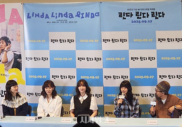 ‘린다 린다 린다’ 기자간담회에 참석한 주역들. (왼쪽부터) 배두나·마에다 아키·카시이 유우·세키네 시오리·야마시타 노부히로 감독. / 시사위크 DB