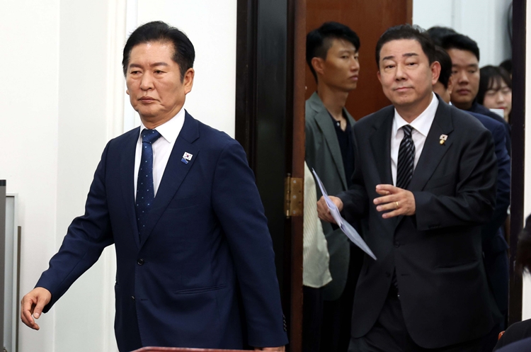 정청래 더불어민주당 대표가 ‘투톱 갈등’에 대한 봉합에 나섰다. 사진은 정청래 대표(사진 좌측)와 김병기 원내대표가 12일 오전 국회에서 열린 최고위원회의에 참석하고 있는 모습. / 뉴시스