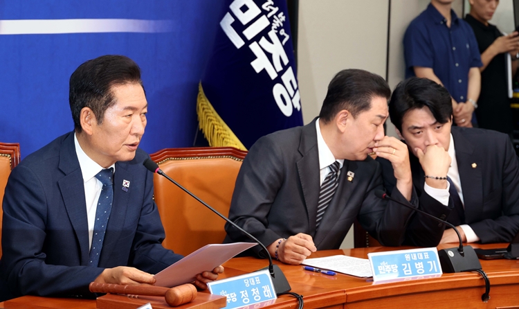더불어민주당 내에서 3대 특검법 개정안의 여야 합의에 대한 후폭풍이 지속되는 모습이다. 사진은 정청래 대표가 12일 오전 국회에서 열린 최고위원회의에서 발언을 하고 있는 가운데 김병기 원내대표와 한준호 최고위원이 대화를 하고 있는 모습. / 뉴시스