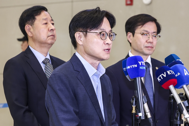 한미 관세 협상을 마친 김정관 산업통상자원부 장관이 지난 8월 1일 인천국제공항 2터미널을 통해 귀국하며 취재진 질문에 답하고 있다. / 뉴시스