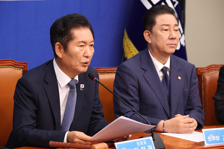 정청래 더불어민주당 대표가 15일 국회에서 열린 최고위원회의에서 발언을 하고 있다. / 뉴시스