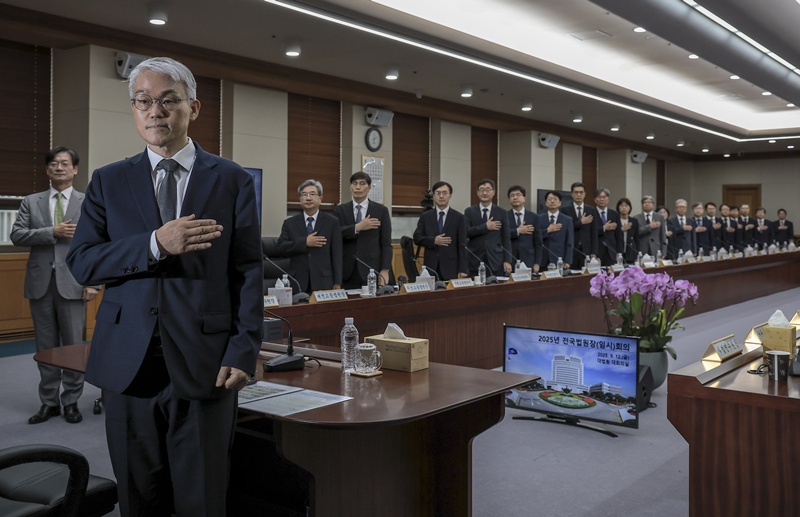 천대엽 법원행정처장을 비롯한 전국법원장들이 지난 12일 서울 서초구 대법원에서 열린 전국법원장회의 임시회의에서 국민의례를 하고 있는 모습이다. / 뉴시스