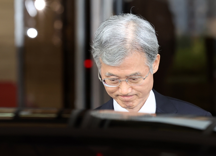 거대 여당인 더불어민주당이 조희대 대법원장을 향한 사퇴 촉구 목소리를 높이고 있다. 사진은 조 대법원장이 15일 오후 서울 서초구 대법원에서 입을 굳게 다문 채 퇴근하고 있는 모습. / 뉴시스