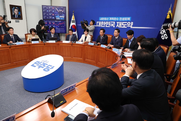 더불어민주당이 조희대 대법원장의 사퇴를 촉구한 가운데, 당내에선 ‘내란전담재판부’를 설치해야 한다는 목소리도 커지는 상황이다. 사진은 정청래 대표가 15일 국회에서 열린 최고위원회의에서 발언을 하고 있는 모습. / 뉴시스