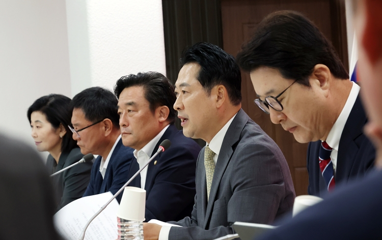 국민의힘은 더불어민주당의 조희대 대법원장 사퇴 요구에 ‘명백한 보복’이라며 강하게 반발했다. 사진은 장동혁 대표가 15일 부산 수영구 부산시당에서 열린 현장 최고위원회에 참석, 발언을 하고 있는 모습. / 뉴시스