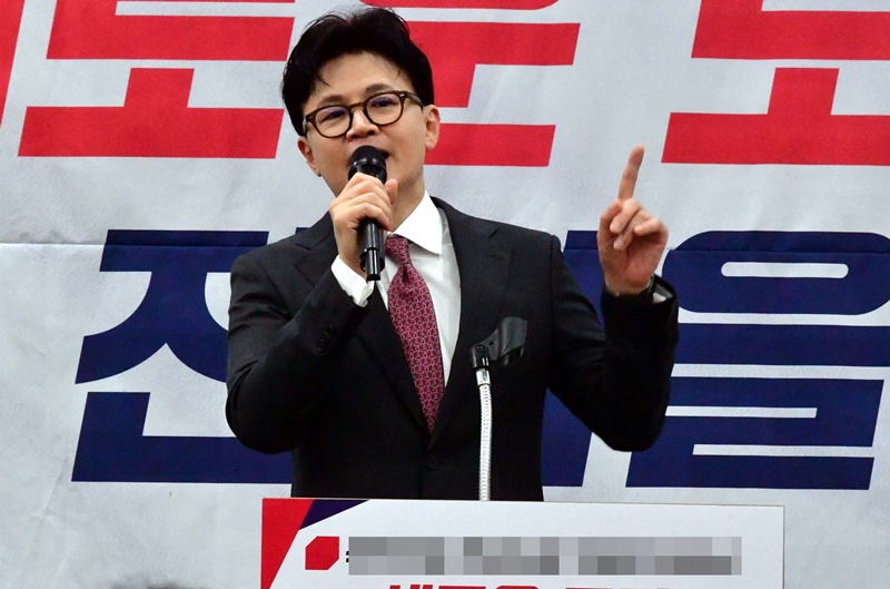 한동훈 전 국민의힘 대표는 16일 자신의 SNS 통해 12·3 비상계엄 사태와 관련해 이를 막지 못한 책임을 민주당 탓으로 돌리는 메시지를 냈다. / 뉴시스