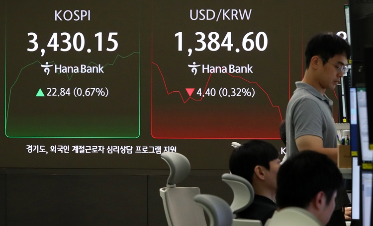 16일 오전 서울 중구 하나은행 딜링룸 전광판에 지수가 표시되고 있다. / 뉴시스