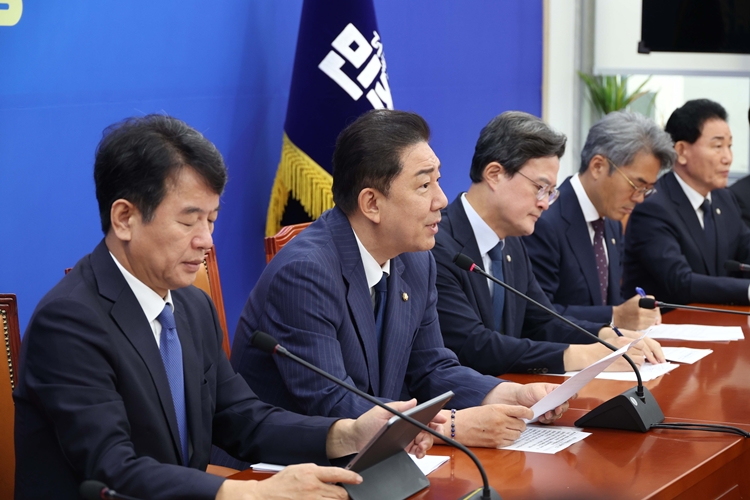 김병기 더불어민주당 원내대표가 16일 오전 국회에서 열린 원내대책회의에서 발언을 하고 있다. / 뉴시스