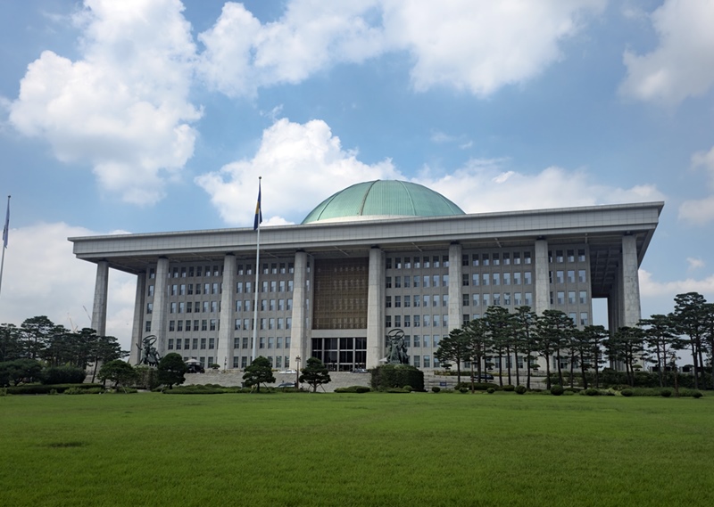 대한민국국회는 오는 23일부터 24일까지 국회 잔디마당에서 열리는 ‘2025 국회 입법박람회’ 기간 동안, 국민이 국가 재정을 이해하고 직접 참여할 수 있는 ‘국가예산 안내센터 - 2026 예산안 궁금하세요?’ 부스를 운영한다. / 시사위크 DB