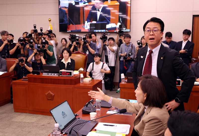 나경원, 곽규택 국민의힘 의원이 16일 서울 여의도 국회에서 열린 법제사법위원회 전체회의에서 최혁진 무소속 의원 등의 '국힘 나치정당' 발언에 강하게 항의하고 있다. / 뉴시스