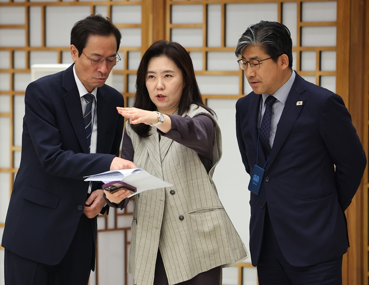 대통령실이 16일 조희대 대법원장에 대한 거취에 “논의할 계획도 없다”며 선을 그었다. 사진은 대통령실 우상호 정무수석과 강유정 대변인이 지난 15일 서울 용산 대통령실 청사에서 열린 임명장 수여식에서 대화를 하고 있는 모습. / 뉴시스