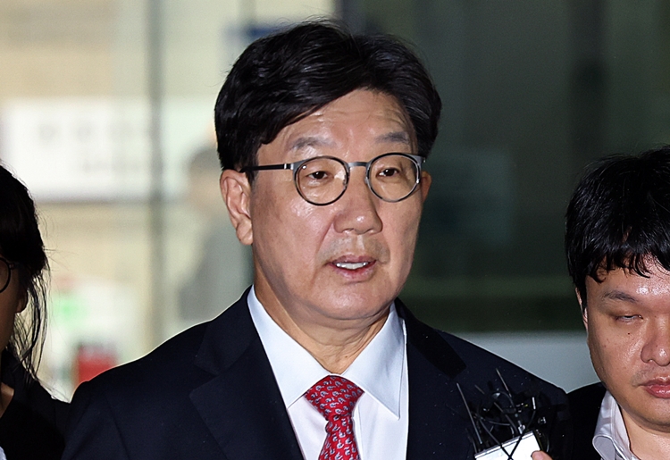 전직 통일교 간부에게 불법 정치자금을 수수한 혐의를 받는 권성동 국민의힘 의원이 16일 서울 서초구 서울중앙지법에서 구속 전 피의자 심문(영장실질심사)을 마친 뒤 호송차로 향하고 있다. / 뉴시스