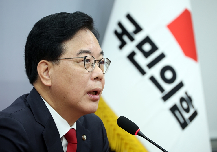 송언석 국민의힘 원내대표가 17일 서울 여의도 국회에서 현안 백브리핑을 하고 있다. / 뉴시스