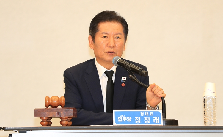 정청래 더불어민주당 대표가 17일 오전 제주시 봉개동 제주4·3교육센터에서 열린 현장 최고위원회의에서 발언하고 있다. / 뉴시스