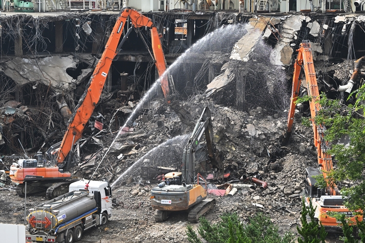 금호타이어가 대형 화재로 생산을 중단했던 광주공장의 재가동에 돌입했다. / 사진은 화재로 소실된 2공장을 해체하고 있는 모습. / 뉴시스
