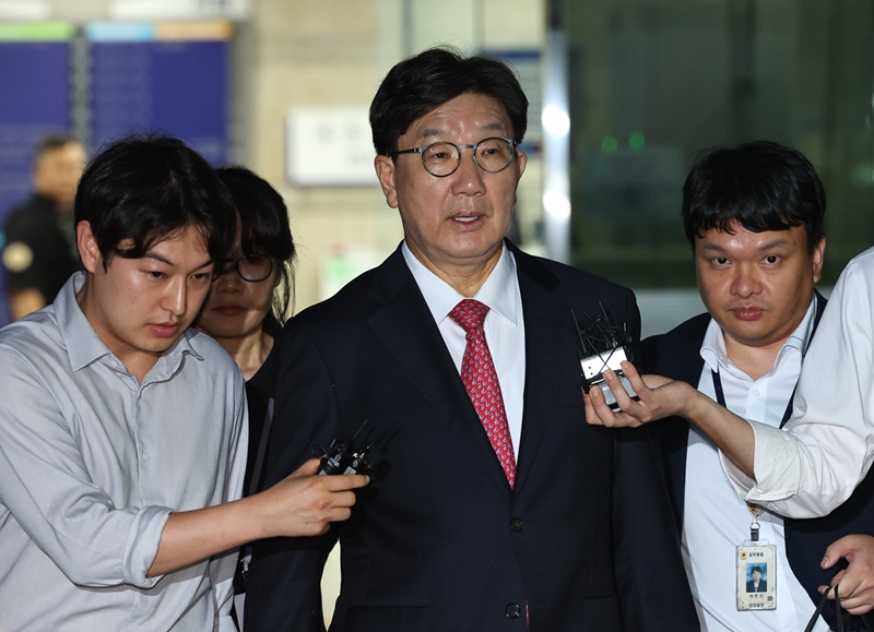 전직 통일교 간부에게 불법 정치자금을 수수한 혐의를 받는 권성동 국민의힘 의원이 17일 전격 구속됐다. 사진은 권성동 의원이 서울 서초구 서울중앙지법에서 구속 전 피의자 심문(영장실질심사)을 마친 뒤 대기 장소인 서울구치소로 향하고 있는 모습이다.  / 뉴시스