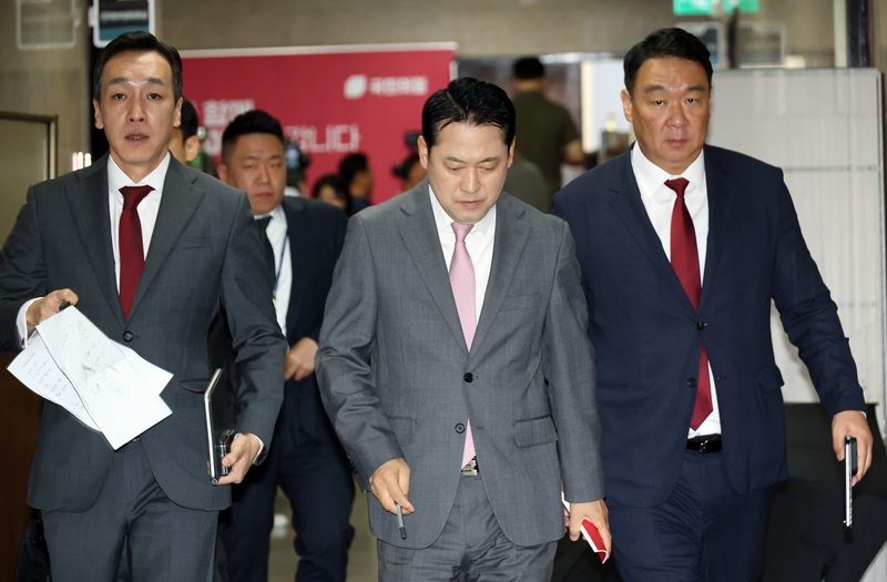 장동혁 국민의힘 대표가 17일 서울 여의도 국회에서 권성동 의원 구속 관련 차담회 참석 후 이동하고 있다./ 뉴시스