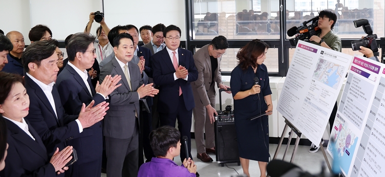 장동혁 국민의힘 대표가 지난 15일 부산 동구 해양수산부 임시청사를 방문, 해수부 이전을 위한 부산시 지원대책에 대한 설명을 듣고 있다. / 뉴시스