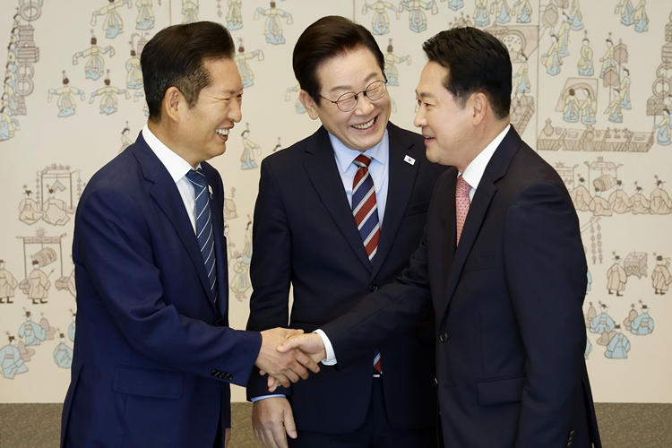여야 지도부가 현장 행보에 박차를 가하는 모습이다. 사진은 이재명 대통령이 지난 8일 서울 용산 대통령실 청사에서 열린 여야 지도부 오찬 회동에서 정청래 더불어민주당 대표와 장동혁 국민의힘 대표의 악수 모습을 보며 밝게 웃고 있는 모습. / 뉴시스