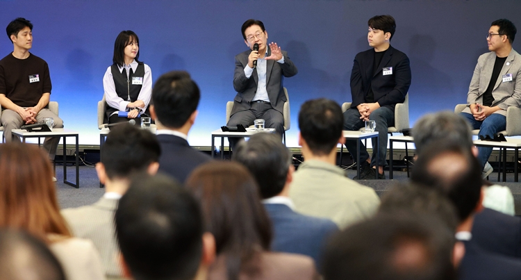 이재명 대통령이 17일 경기도 성남시 스타트업 스퀘어에서 열린 청년 스타트업 상상콘서트에서 발언하고 있다. / 뉴시스