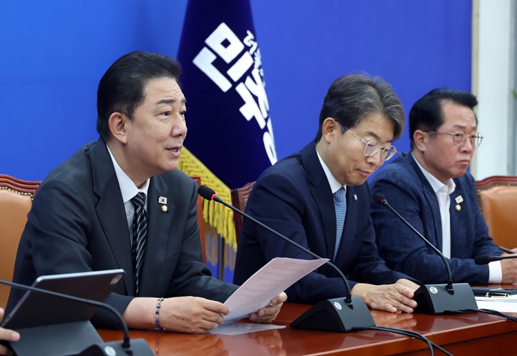 김병기 더불어민주당 원내대표가 18일 국회에서 열린 정책조정회의에서 발언하고 있다. / 뉴시스