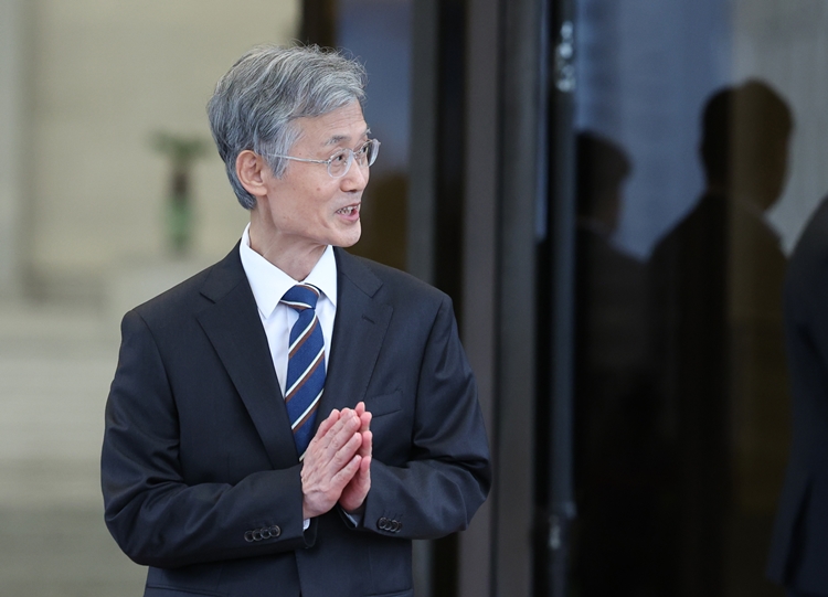 조희대 대법원장이 더불어민주당 일각에서 제기된 한덕수 전 국무총리와의 회동 의혹에 대해 “만남을 가진 적이 없음을 명백히 밝힌다”는 입장을 밝혔다. 이를 두고 여야의 평가는 극명히 엇갈렸다. 사진은 조 대법원장이 지난 17일 서울 서초구 대법원에서 퇴근하고 있는 모습. / 뉴시스