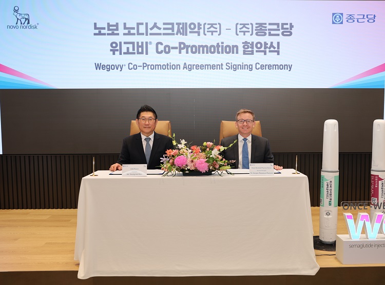종근당과 한국노보노디스크제약은 18일 충정로에 위치한 종근당 본사에서 위고비 공동 판매 계약을 체결했다. 사진은 김영주 종근당 대표(왼쪽)와 캐스퍼 로세유 포울센 한국노보노디스크제약 대표(오른쪽)가 위고비 공동판매 계약을 체결하고 기념사진을 촬영한 모습. / 종근당