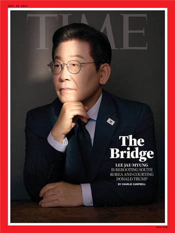 이재명 대통령은 18일 공개된 미국 시사주간지 타임과의 인터뷰에서 “안보는 미국에 경제는 중국에 의존한다는 전통적 방정식으로는 돌아갈 수 없다”고 말했다. / 대통령실 제공 