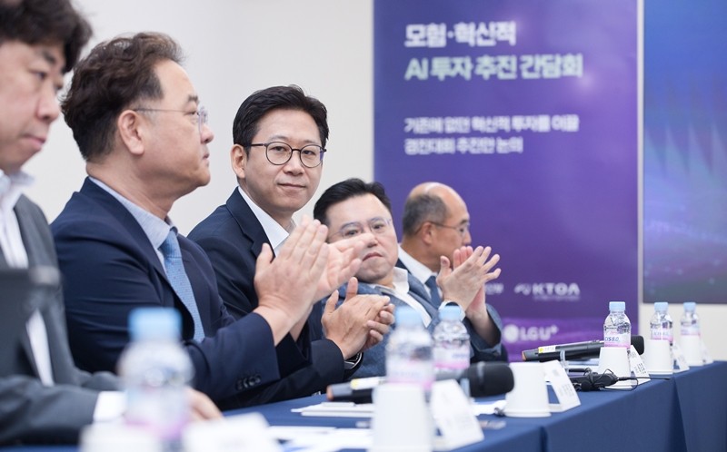 과학기술정보통신부는 인공지능(AI) 스타트업의 발굴·투자를 논의하는 현장 간담회를 18일 개최했다. 이번 간담회는 투자유치에 어려움을 겪어온 초기 단계 AI스타트업의 모험적·지속적인 재원 확보와 새로운 투자방안 도입을 논의하기 위한 자리다. (왼쪽에서 3번째) 배경훈 과기정통부 장관./ 과학기술정보통신부