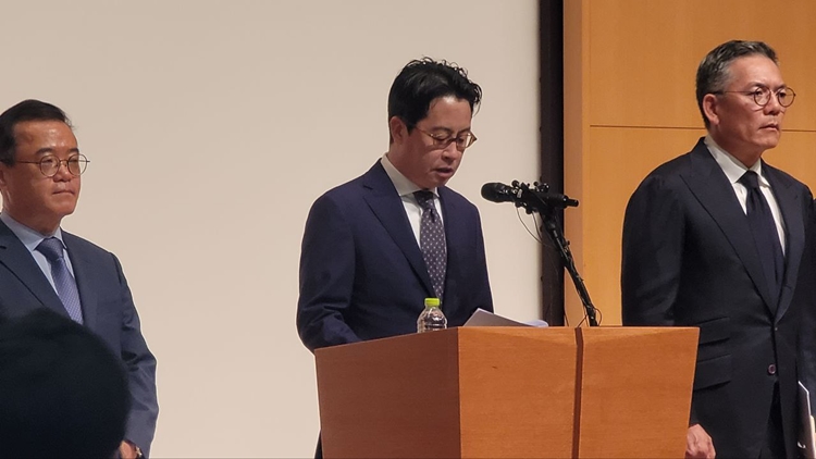 조좌진 롯데카드 대표(사진 가운데)는 18일 오후 1시 30분 서울 중구 부영태평빌딩에서 열린 기자회견에서 해킹사고로 297만명의 회원 정보가 유출된 것으로 확인됐다고 밝혔다. / 이미정 기자 