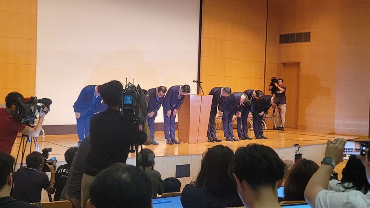 조좌진 대표와 주요 임원들은 기자회견에 앞서 이번 해킹 사태를 사과하며 고개를 깊이 숙였다. / 이미정 기자  