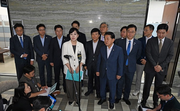 전현희 더불어민주당 3대특검 종합대응특위 위원장이 18일 국회 의안과에서 내란국정농단 전담재판부 설치법을 제출한 뒤 발언하고 있다. / 뉴시스