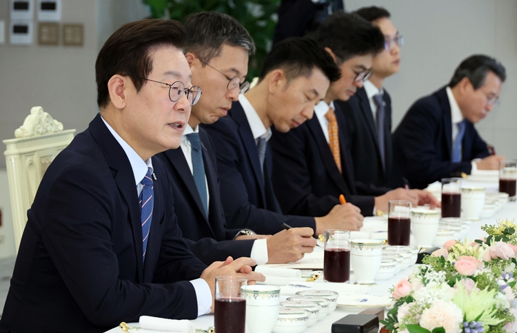 이재명 대통령이 18일 서울 용산 대통령실 청사에서 열린 증권사 리서치센터장 오찬 간담회에서 발언하고 있다. (대통령실통신사진기자단) / 뉴시스