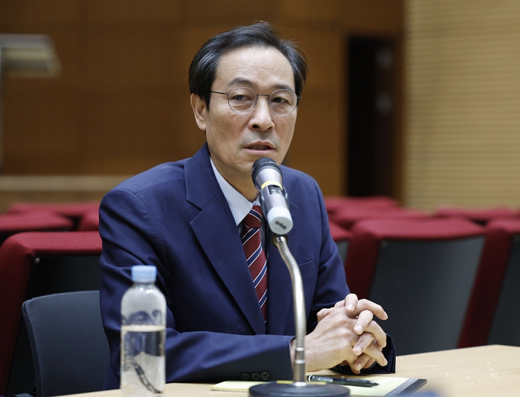 우상호 정무수석이 지난 8월 21일 서울 용산 대통령실 청사에서 국정 현안 관련 기자간담회를 하고 있다. / 뉴시스