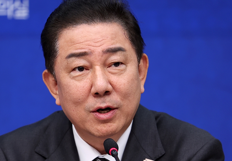 김병기 더불어민주당 원내대표가 19일 조희대 대법원장의 한덕수 전 국무총리 등과의 ‘회동 의혹’에 대해 의혹을 처음 거론한 분들이 해명해야 한다고 밝혔다. 사진은 김 원내대표가 지난 18일 국회에서 열린 '서울·인천·강원 예산정책협의회에서 발언하고 있는 모습. / 뉴시스