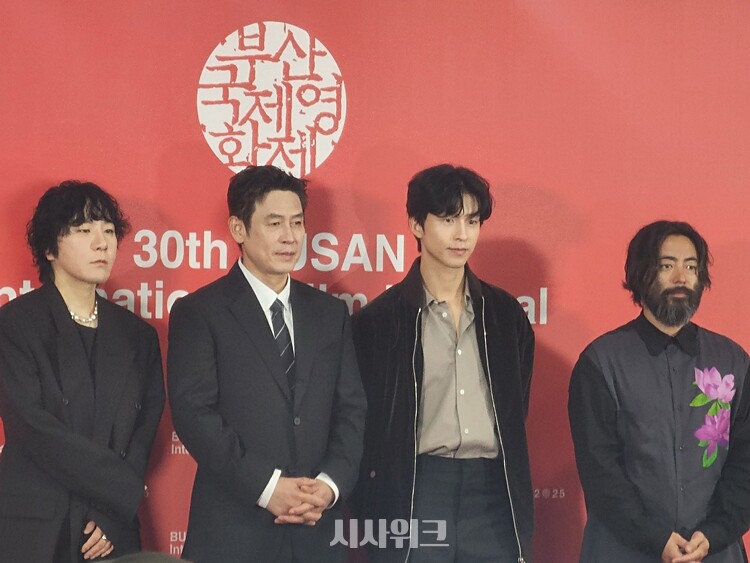 변성현 감독의 새 영화 ‘굿뉴스’가 부산에서 공개됐다. (왼쪽부터) 변성현 감독과 배우 설경구·홍경·야마다 타카유키. / 시사위크DB