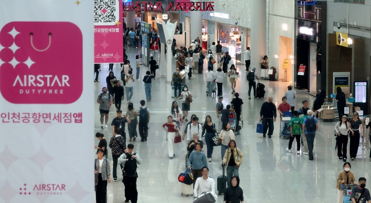 호텔신라가 신라면세점의 인천공항 면세점 DF1권역 사업권을 반납하기로 결정했다. 사진은 인천국제공항 내 면세점 구역 모습. / 뉴시스