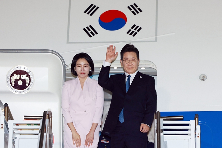 미국 순방 일정을 마친 이재명 대통령과 김혜경 여사가 지난달 26일(현지시간) 필라델피아 국제공항에서 공군1호기에 탑승해 인사하고 있다. / 뉴시스
